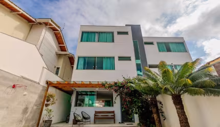Casa triplex à venda na Praia dos Amores