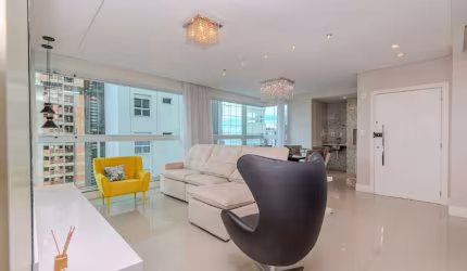 Apartamento à venda a poucos do mar no Ed. Palm Beach em Balneário Camboriú