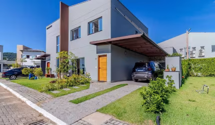 Casa à venda no Condomínio Village dos Ipes em Balneário Camboriú