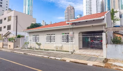 Casa à venda no centro de Balneário Camboriú