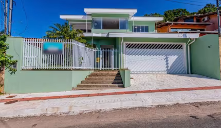 Casa à venda na Praia dos Amores em Balneário Camboriú