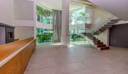 Apartamento garden duplex à venda com 03 suítes na Praia Brava.