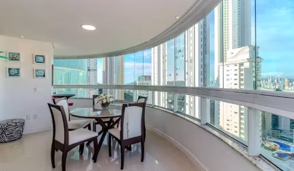 Apartamento com vista mar à venda no Ed. Torre de Lyon em Balneário Camboriú