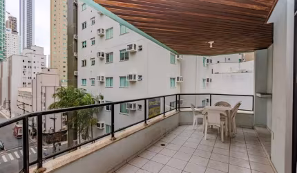 Apartamento próximo ao mar à venda no Ed. Victor Meirelles em Balneário Camboriú