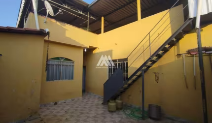 Vendo casa em Itaúna com 03 quartos sendo 01 suíte e um amplo terraço em ótima localização