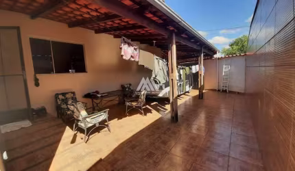 Vendo casa em Itatiaiuçu com 03 quartos excelente localização.