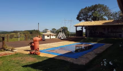 Vendo chácara em Itatiaiuçu de 2700m² com 03 quartos e piscina excelente localização.