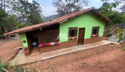 Vendo chácara em Itatiaiuçu de 2000m² com 02 quartos excelente localização.