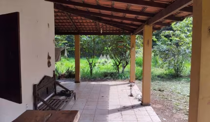 Alugo chácara em Itatiaiuçu com 03 quartos excelente localização.