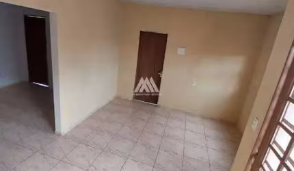 Alugo casa em Itatiaiuçu com 03 quartos excelente localização.