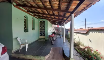 Vendo casa em Itaúna com 300m² com 03 quartos em ótima localização