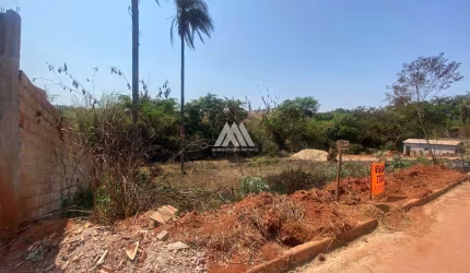 Vendo lote em Itatiaiuçu de 300m² excelente localização.