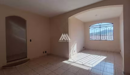 Vendo casa em Itaúna com 03 vagas de garagem e sala espaçosa em ótima localização