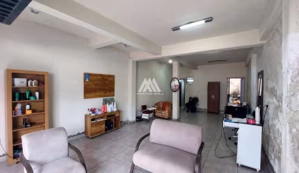 Vendo casa em Itaúna com 262m² e 02 pontos comerciais em ótima localização