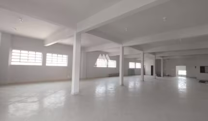 Alugo loja comercial em Itaúna com excelente localização!