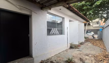 Alugo casa em Itaúna com ótima localização!