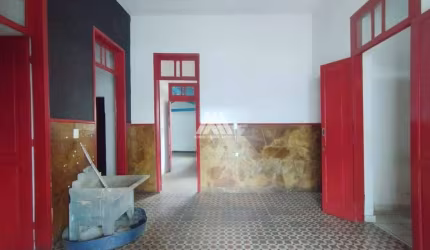 Alugo casa comercial em Itaúna com excelente localização!