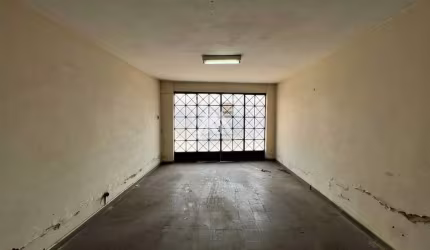 Alugo loja comercial em Itaúna com localização central!