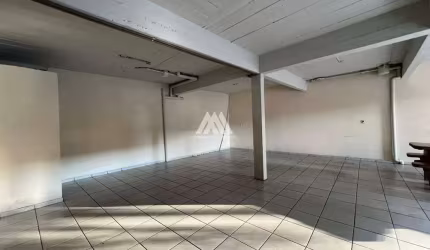 Alugo loja em Itaúna com 03 portas de aço em ótima localização