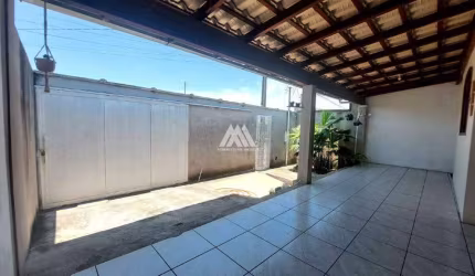 Vendo casa em Itaúna com quintal que possibilita ampliar área gourmet e piscina!