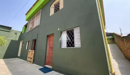 Vendo casa em Itaúna com 03 quartos uma varanda ampla em ótima localização