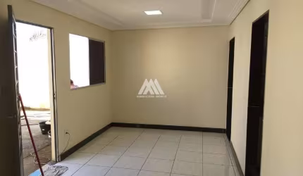 Vendo casa em Itaúna com quintal com excelente acabamento!
