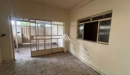 Vendo casa em Itaúna localizada em uma avenida com vários comércios e serviços em geral!