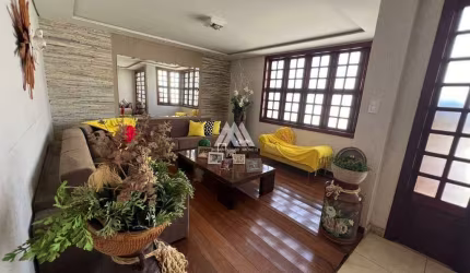 Vendo casa em Itaúna na região central!