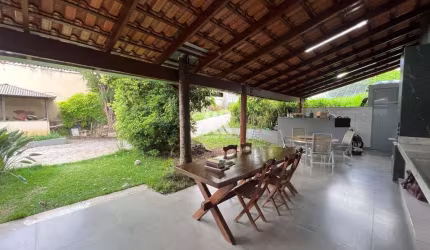 Vendo casa no Padre Eustáquio de dois pavimentos em excelente localização!