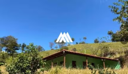 Vendo chácara em Itaúna com varanda ao redor e amplo espaço!