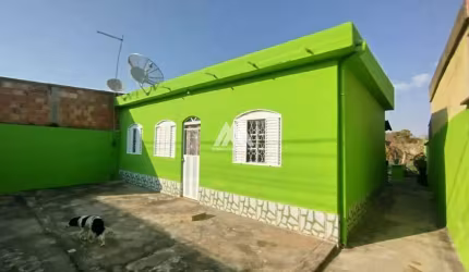 Vendo excelente casa em Itaúna com pomar em ótima localização!
