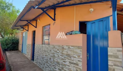 Vendo casa em Itatiaiuçu com 02 quartos excelente localização.