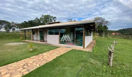 Vendo chácara em Itatiaiuçu de 10.000m² com 03 quartos e piscina excelente localização.