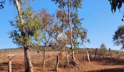 Vendo casa com 03 quartos em Itatiaiuçu com terreno 48 hectares excelente localização.