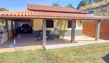Vendo chácara em Itatiaiuçu com 02 quartos de 4000m² excelente localização.