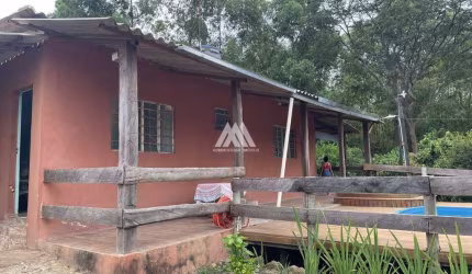 Vendo chácara em Itaúna de 1200m² com 03 quartos excelente localização.