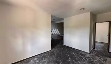 Alugo casa em Itaúna com excelente localização na região central!