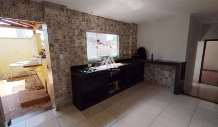 Alugo casa em Itaúna em bairro com excelente localização!