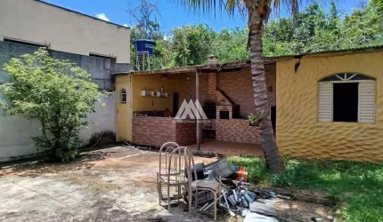 Vendo casa em Itaúna área gourmet e fogão a lenha no Cidade Nova!