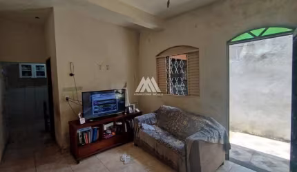 Vendo casa em Itaúna em bairro com excelente localização!