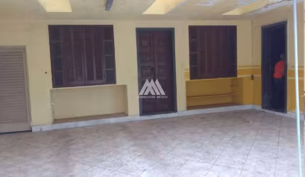 Vendo casa em Itaúna em excelente localização na região central!