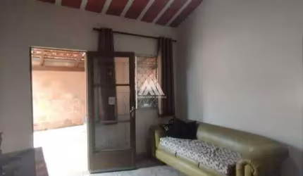 Vendo casa em Itaúna em excelente localização!