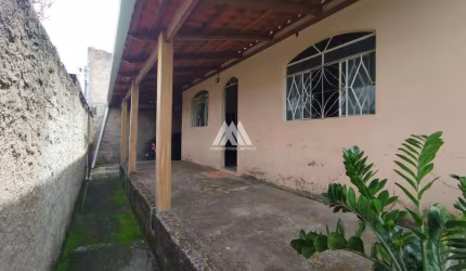 Vendo casa em Itaúna em excelente localização!