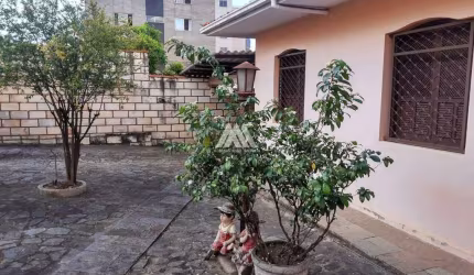 Vendo casa em Itaúna em excelente localização!