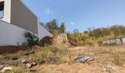 Vendo lote em Itaúna com ótima localização!