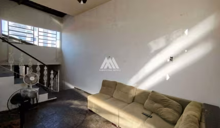 Vendo casa em Itaúna em excelente localização!