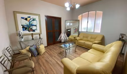 Vendo casa em Itaúna em excelente localização!