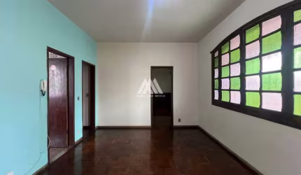 Vendo casa em Itaúna na região central!
