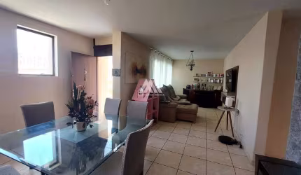 Vendo casa de dois pavimentos em Itaúna em excelente localização!