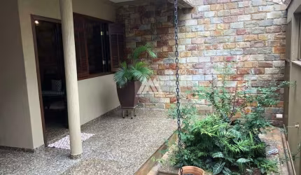 Vendo casa em Itaúna em excelente localização na região central!